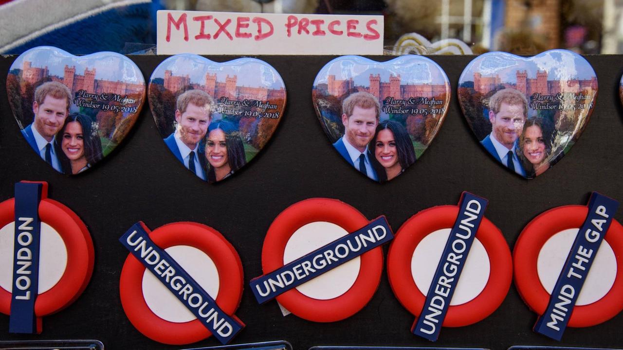 Magnete in Herzform mit dem Bild von Meghan Markle und Prinz Harry. Darunter Magnete mit dem Logo der Londoner U-Bahn. Magnete in Herzform mit dem Bild von Meghan Markle und Prinz Harry. Darunter Magnete mit dem Logo der Londoner U-Bahn.