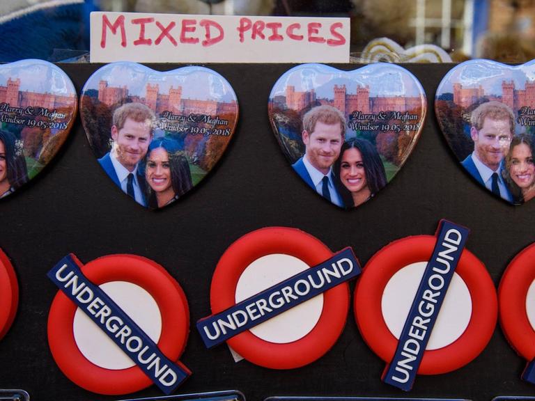 Magnete in Herzform mit dem Bild von Meghan Markle und Prinz Harry. Darunter Magnete mit dem Logo der Londoner U-Bahn.