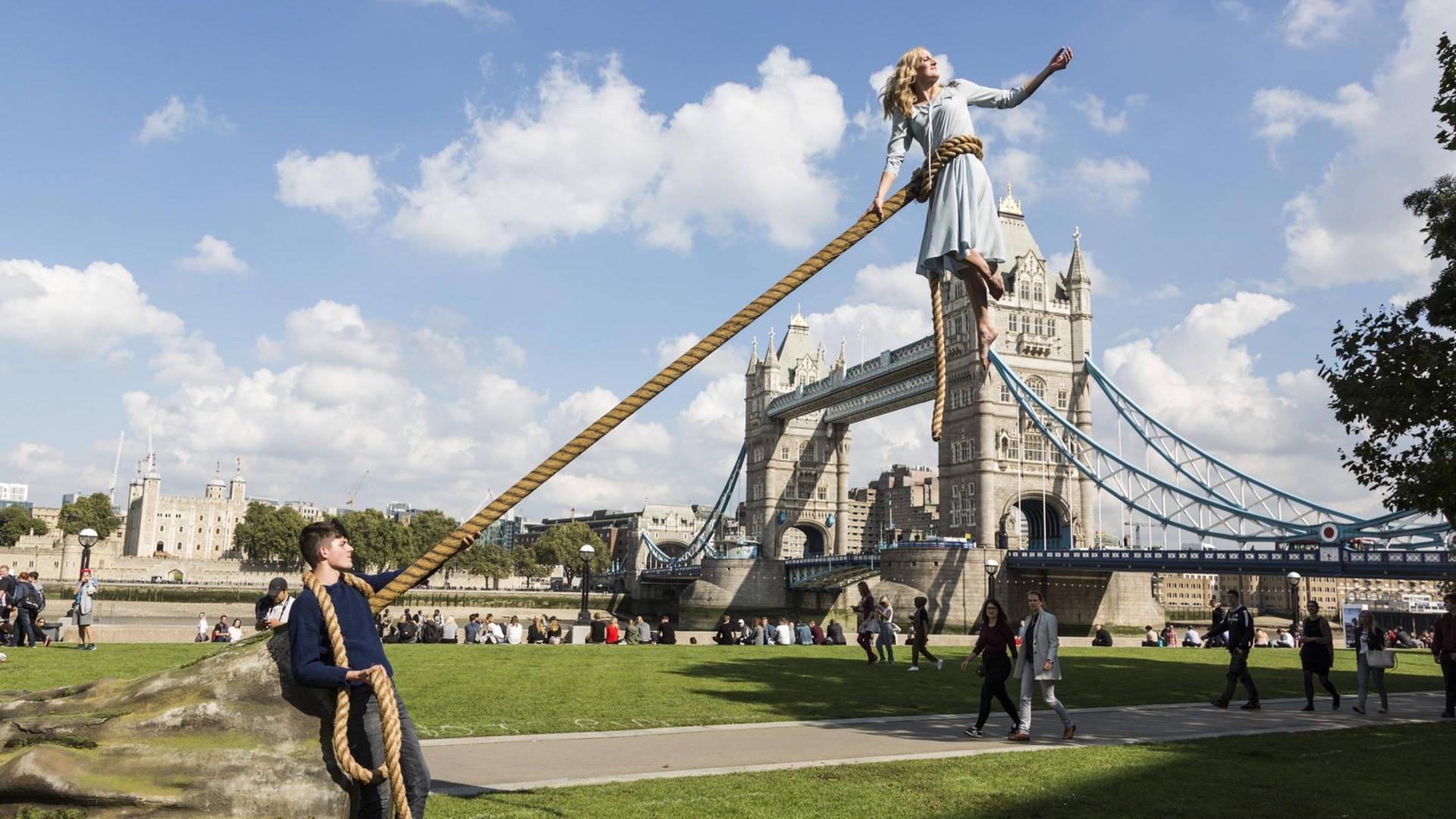 Besondere Vorgänge in London - zum Start des neuen Films von Tim Burton "Die Insel der besonderen Kinder" zeigt die Luftakrobatin Sally Miller zusammen mit Schauspieler Asa Butterfield die ungewöhnlichen Fähigkeiten der Figur Emma Bloom. Besondere Vorgänge in London - zum Start des neuen Films von Tim Burton "Die Insel der besonderen Kinder" zeigt die Luftakrobatin Sally Miller zusammen mit Schauspieler Asa Butterfield die ungewöhnlichen Fähigkeiten der Figur Emma Bloom.