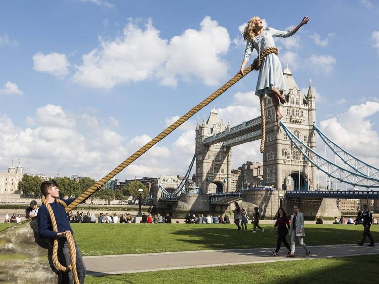 Besondere Vorgänge in London - zum Start des neuen Films von Tim Burton "Die Insel der besonderen Kinder" zeigt die Luftakrobatin Sally Miller zusammen mit Schauspieler Asa Butterfield die ungewöhnlichen Fähigkeiten der Figur Emma Bloom.