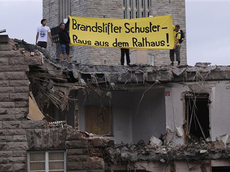 Demonstranten enthüllen ein Plakat mit der Aufschrift "Brandstifter Schuster, raus aus dem Rathaus" auf dem Dach des Stuttgarter Hauptbahnhofes. Der Abriss von dessen Nordflügel für das unterirdische Bahnhofprojekt Stuttgart 21 hatte gerade begonnen.