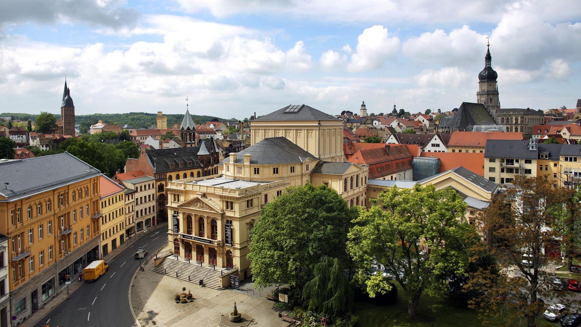 Blick über Altenburg in Ostthüringen: In der Mitte das traditionsreiche Landestheater Altenburg Blick über Altenburg in Ostthüringen: In der Mitte das traditionsreiche Landestheater Altenburg
