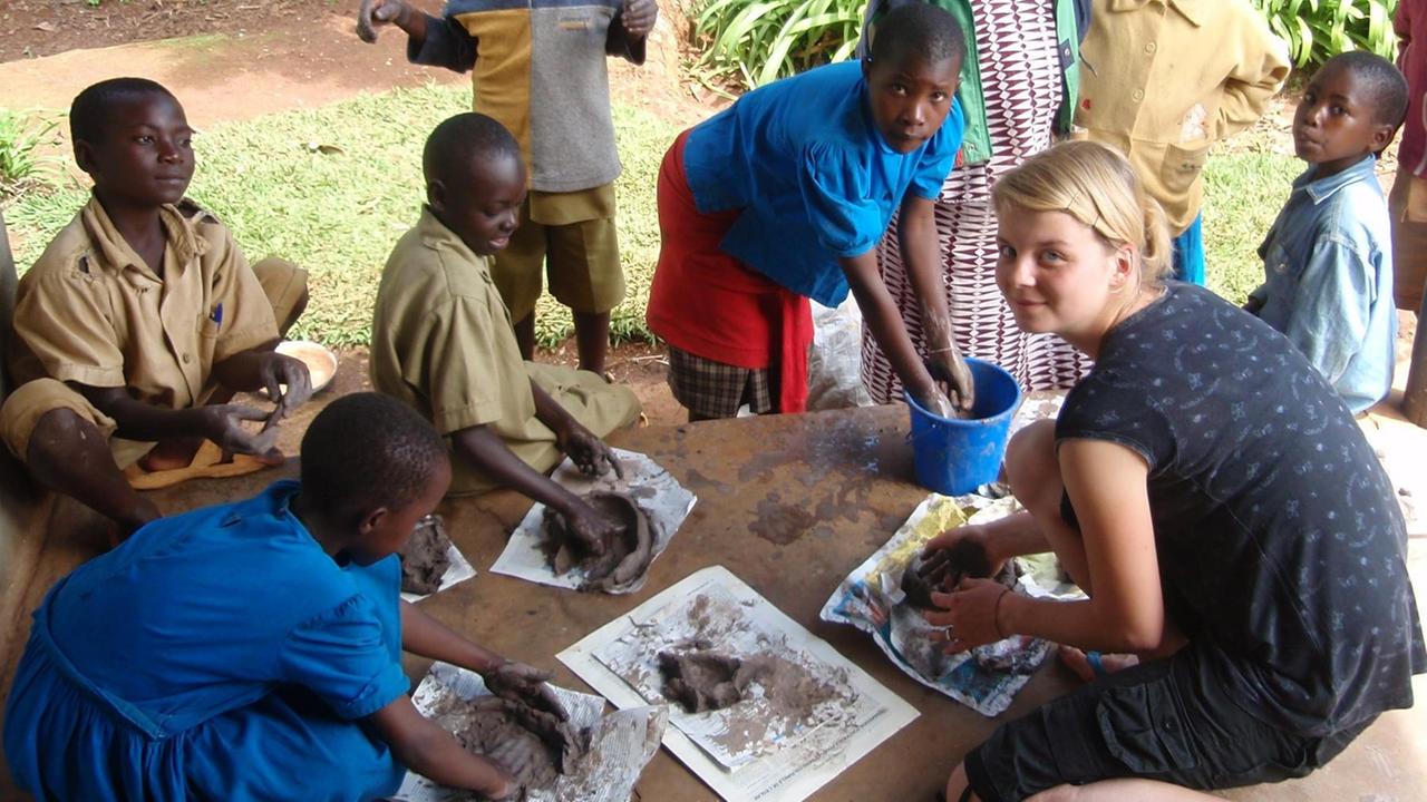 Birgit Raddatz bastelt und töpfert 2009 mit Schulkindern. Birgit Raddatz bastelt und töpfert 2009 mit Schulkindern.
