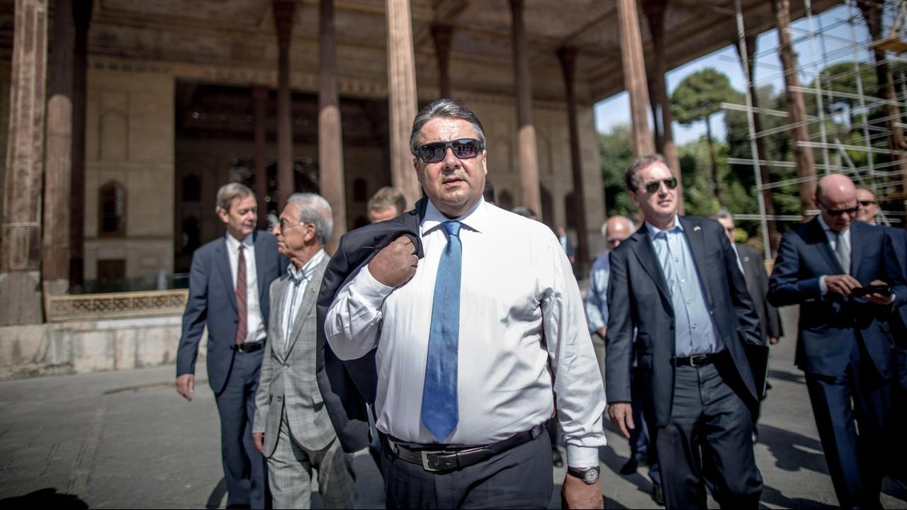 Bundeswirtschaftsminister Sigmar Gabriel (SPD) besichtigt am 21.07.2015 den Tschehel Sotun Palast in Isfahan im Iran. Bundeswirtschaftsminister Sigmar Gabriel (SPD) besichtigt am 21.07.2015 den Tschehel Sotun Palast in Isfahan im Iran.