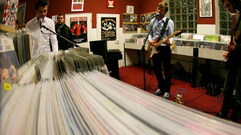 Die Hamburger Band Bessere Zeiten spielt am Freitag (30.10.2009) in Hamburg in dem Plattenladen "Burnout Records" ein Instore-Konzert, im Vordergrund sind Schallplatten zu sehen.