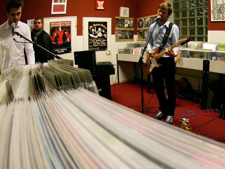 Die Hamburger Band Bessere Zeiten spielt am Freitag (30.10.2009) in Hamburg in dem Plattenladen "Burnout Records" ein Instore-Konzert, im Vordergrund sind Schallplatten zu sehen.