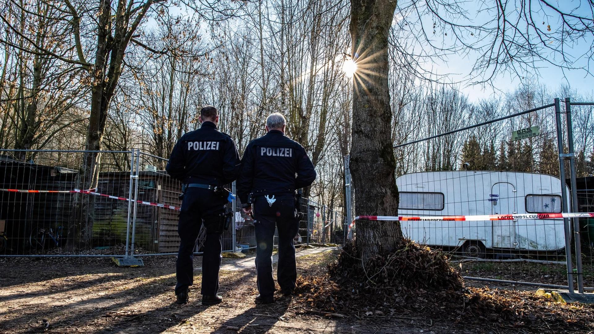 Auf dem Campingplatz Eichwald stehen vor der inzwischen eingezäunten Parzelle des mutmaßlichen Täters, zwei Polizeibeamte. Auf dem rechten Areal steht der Campingwagen, aus dem die Beweismittel stammen, die mittlerweile verschwunden sind. Auf dem Campingplatz in Lügde im Kreis Lippe waren Kinder für Pornodrehs missbraucht worden. Auf dem Campingplatz Eichwald stehen vor der inzwischen eingezäunten Parzelle des mutmaßlichen Täters, zwei Polizeibeamte. Auf dem rechten Areal steht der Campingwagen, aus dem die Beweismittel stammen, die mittlerweile verschwunden sind. Auf dem Campingplatz in Lügde im Kreis Lippe waren Kinder für Pornodrehs missbraucht worden.