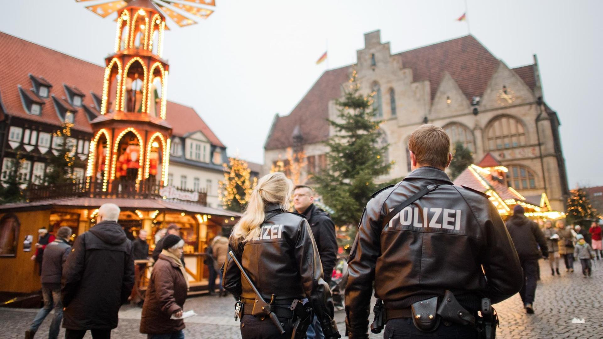Erhöhte Sicherheitsmaßnahmen nach dem Berliner Anschlag: Polizisten auf einem Weihnachtsmarkt in Hildesheim (Niedersachsen)