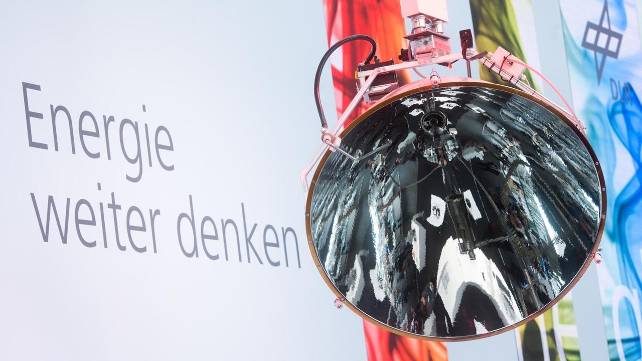 "Synlight" - eine künstliche Sonne zur Erzeugung von extrem hellem Licht - steht am 24.04.2017 am Stand des Deutschen Zentrums für Luft- und Raumfahrt (DLR) bei der Hannover Messe auf dem Messgelände in Hannover (Niedersachsen). Das "Synlight" bietet neue Testmöglichkeiten für die solare Chemie, die solarthermische Kraftwerksbranche und Raumfahrt. Zur weltgrößten Industriemesse Hannover Messe vom 24. bis 28. April werden 6500 Aussteller erwartet. Partnerland ist im Jahr 2017 Polen. "Synlight" - eine künstliche Sonne zur Erzeugung von extrem hellem Licht - steht am 24.04.2017 am Stand des Deutschen Zentrums für Luft- und Raumfahrt (DLR) bei der Hannover Messe auf dem Messgelände in Hannover (Niedersachsen). Das "Synlight" bietet neue Testmöglichkeiten für die solare Chemie, die solarthermische Kraftwerksbranche und Raumfahrt. Zur weltgrößten Industriemesse Hannover Messe vom 24. bis 28. April werden 6500 Aussteller erwartet. Partnerland ist im Jahr 2017 Polen.