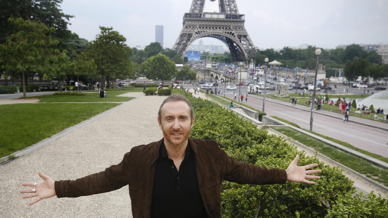 DJ David Guetta posiert vor dem Pariser Eiffelturm.