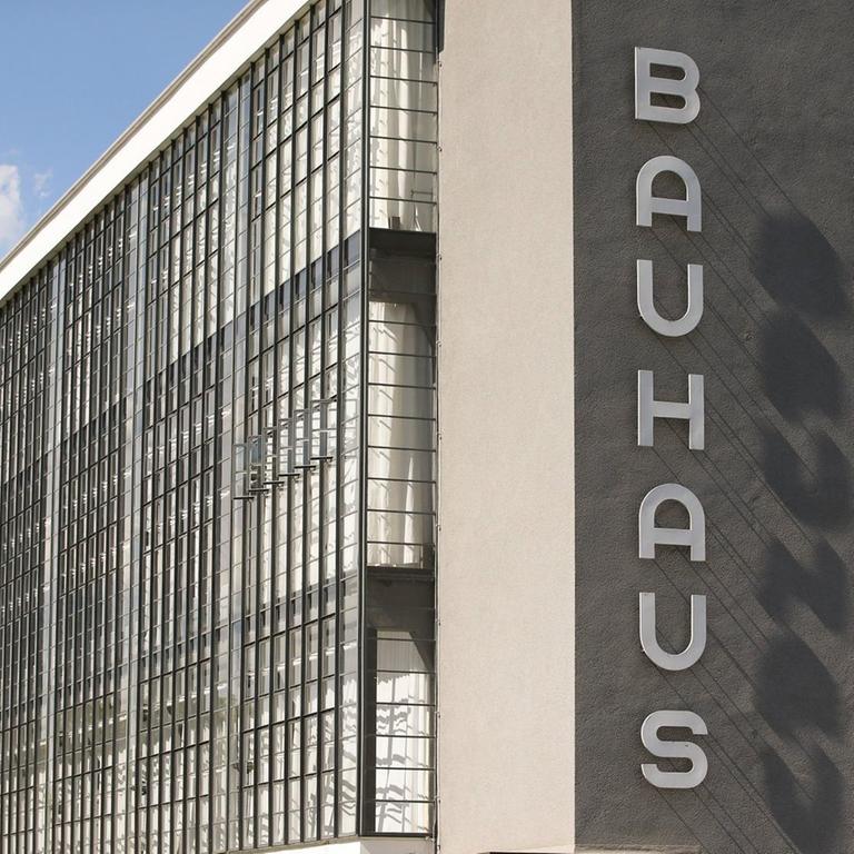 Der Schriftzug "Bauhaus" am Bauhaus Haupthaus in Dessau.