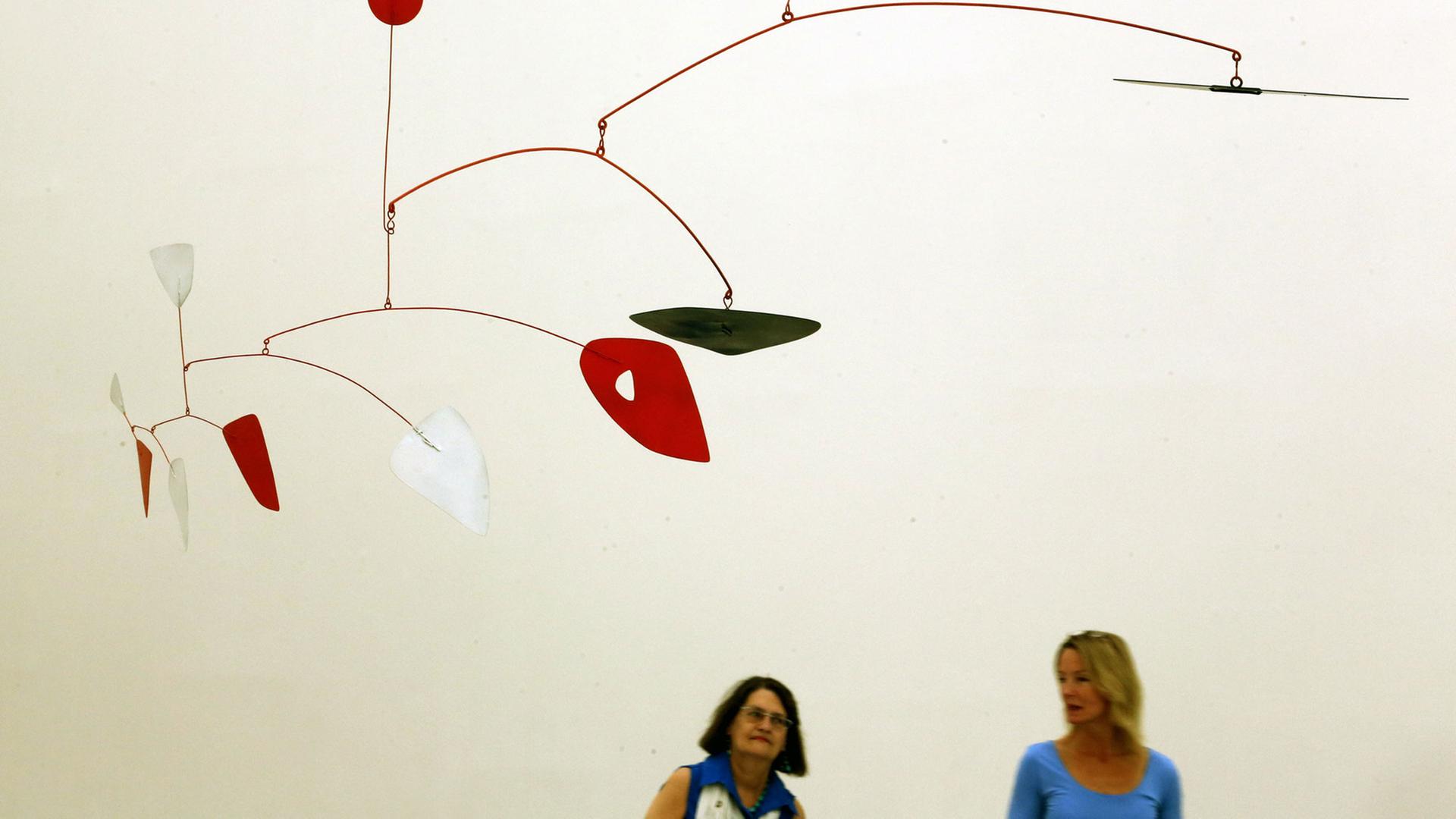 Ein Mobile von Alexander Calder schauen sich am 05.09.2013 Fachbesucher in der Kunstsammlung Nordrhein-Westfalen in Düsseldorf an. Die Austellung "Avantgarde in Bewegung" zeigt vom 07.09.2013 bis zum 12.01.2014 die Werke des amerikanischen Bildhauers.