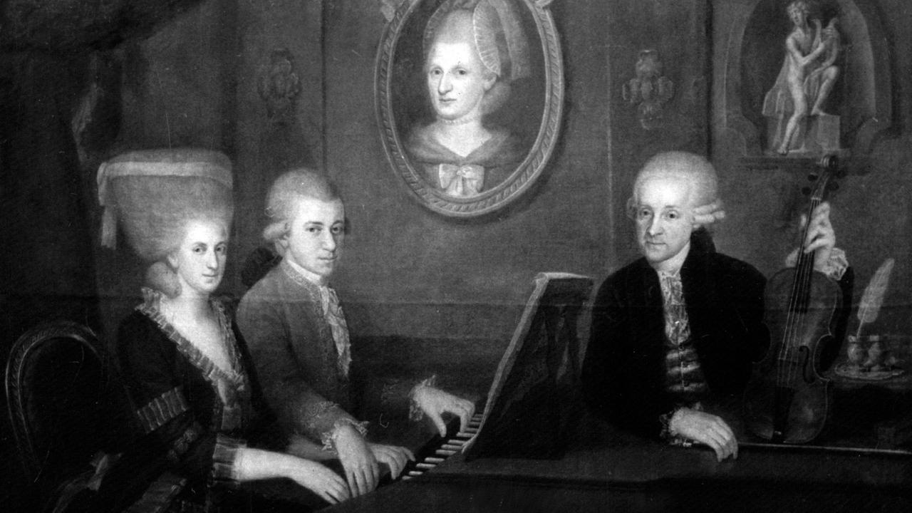 Die Schwester Nannerl, Wolfgang Amadeus Mozart und der Vater Leopold (l-r) auf einem Gemälde, das im Salzburger Geburtshaus des Komponisten hängt, aufgenommen 1956. Die Schwester Nannerl, Wolfgang Amadeus Mozart und der Vater Leopold (l-r) auf einem Gemälde, das im Salzburger Geburtshaus des Komponisten hängt, aufgenommen 1956.