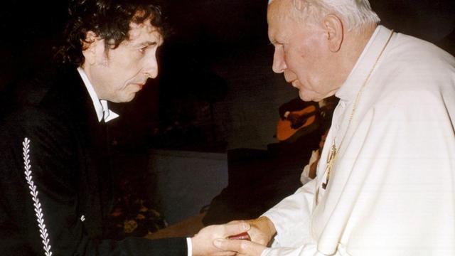 Bob Dylan und Papst Johannes Paul II. nach dem Auftritt des Folksängers beim Eucharistischen Kongresses 1997 in Bologna
