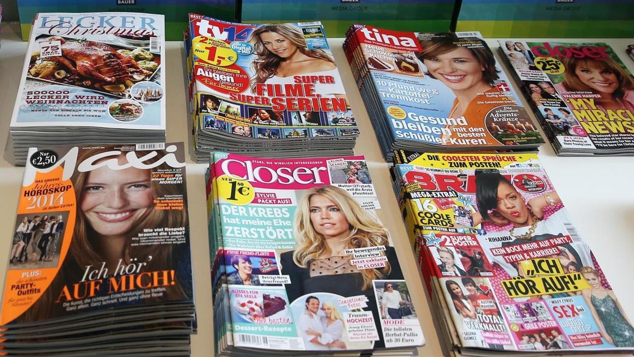 Stapel von Zeit-Schriften liegen auf einem Tisch. Stapel von Zeit-Schriften liegen auf einem Tisch.