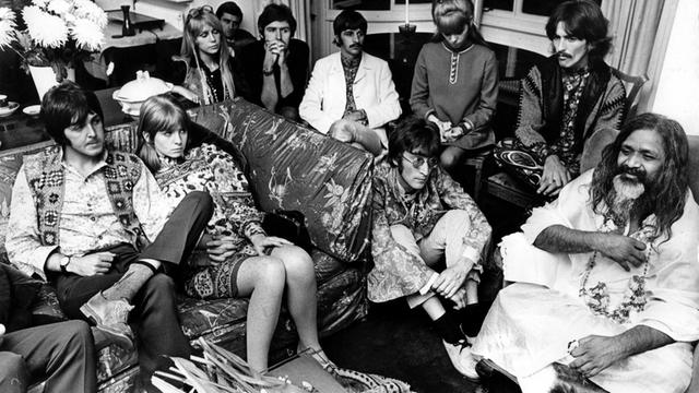 Die britische Band "The Beatles" während eines Treffens mit bei dem Guru Maharishi Mahesh Yogi in Indien im Jahr 1968. Auf dem Sofa: Paul McCartney und Freundin Jane Asher, Ringo Starr, John Lennon, George Harrison, Mia Farrow und der Sänger Donovan.