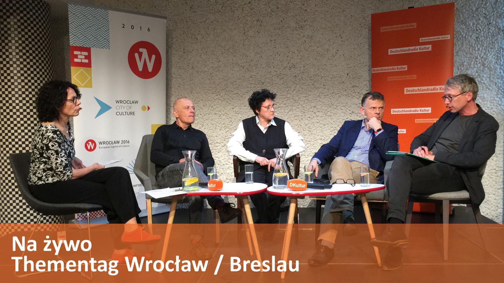 Sabine Adler, Piotr Jendroszczyk, Gabriele Lesser, Krzysztof Ruchniewicz, Peter Oliver Loew (von links) bei der "Wortwechsel"-Aufzeichnung in Breslau Sabine Adler, Piotr Jendroszczyk, Gabriele Lesser, Krzysztof Ruchniewicz, Peter Oliver Loew (von links) bei der "Wortwechsel"-Aufzeichnung in Breslau