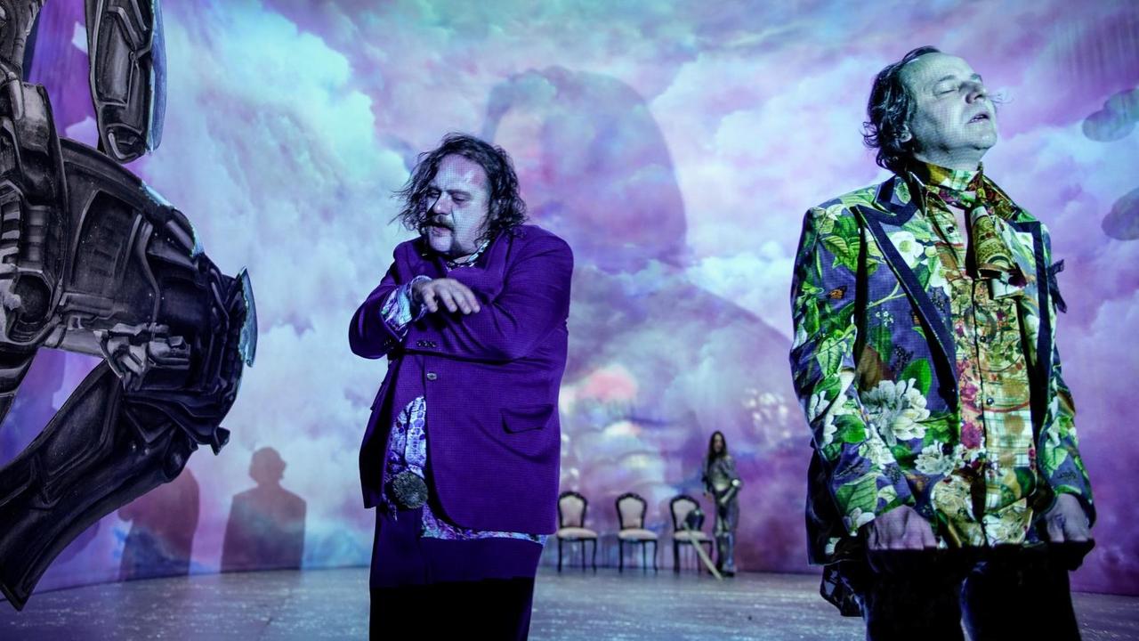 Die Schauspieler Samouil Stoyanov als Narr und Thomas Schmauser als König Lear auf der Bühne der Münchner Kammerspiele während der Aufführung des Stücks "König Lear" von William Shakespeare in einer Neuinszenierung von Stefan Pucher.