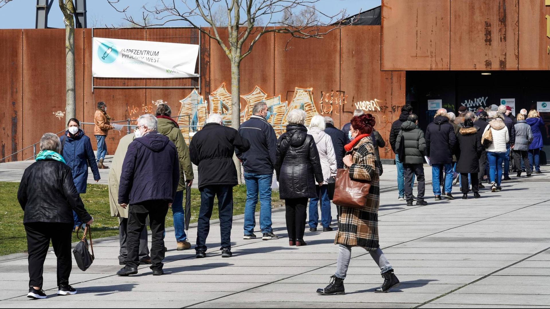 Eine Warteschlange vor einem Corona-Impfzentrum. Eine Warteschlange vor einem Corona-Impfzentrum.