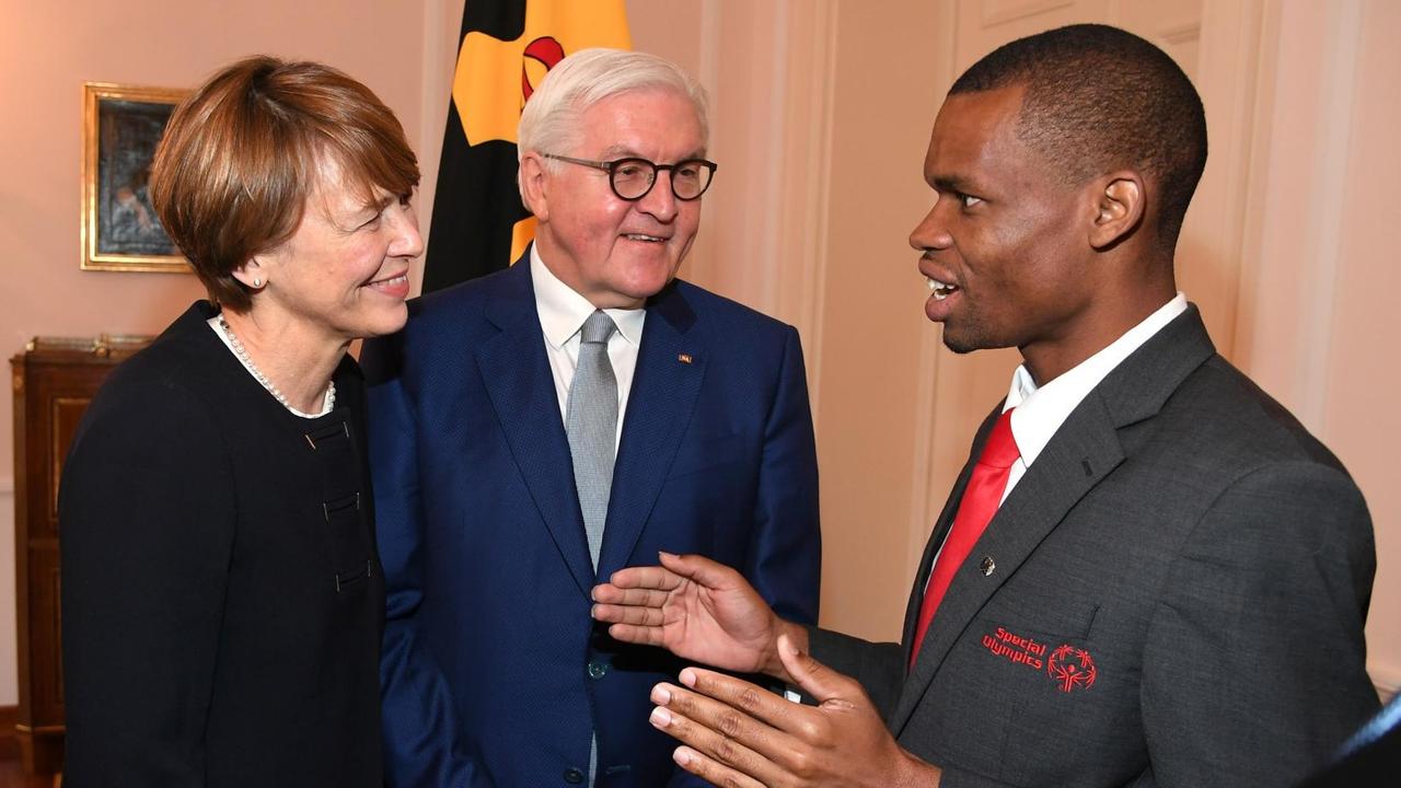 Frank Walter Steinmeier mit Frau Elke Buedenbender und Nyasha Derera im Gespräch Frank Walter Steinmeier mit Frau Elke Buedenbender und Nyasha Derera im Gespräch