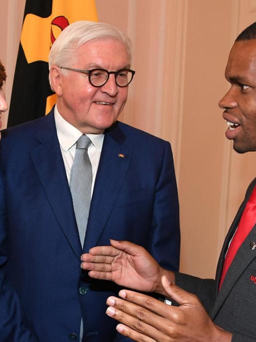 Frank Walter Steinmeier mit Frau Elke Buedenbender und Nyasha Derera im Gespräch