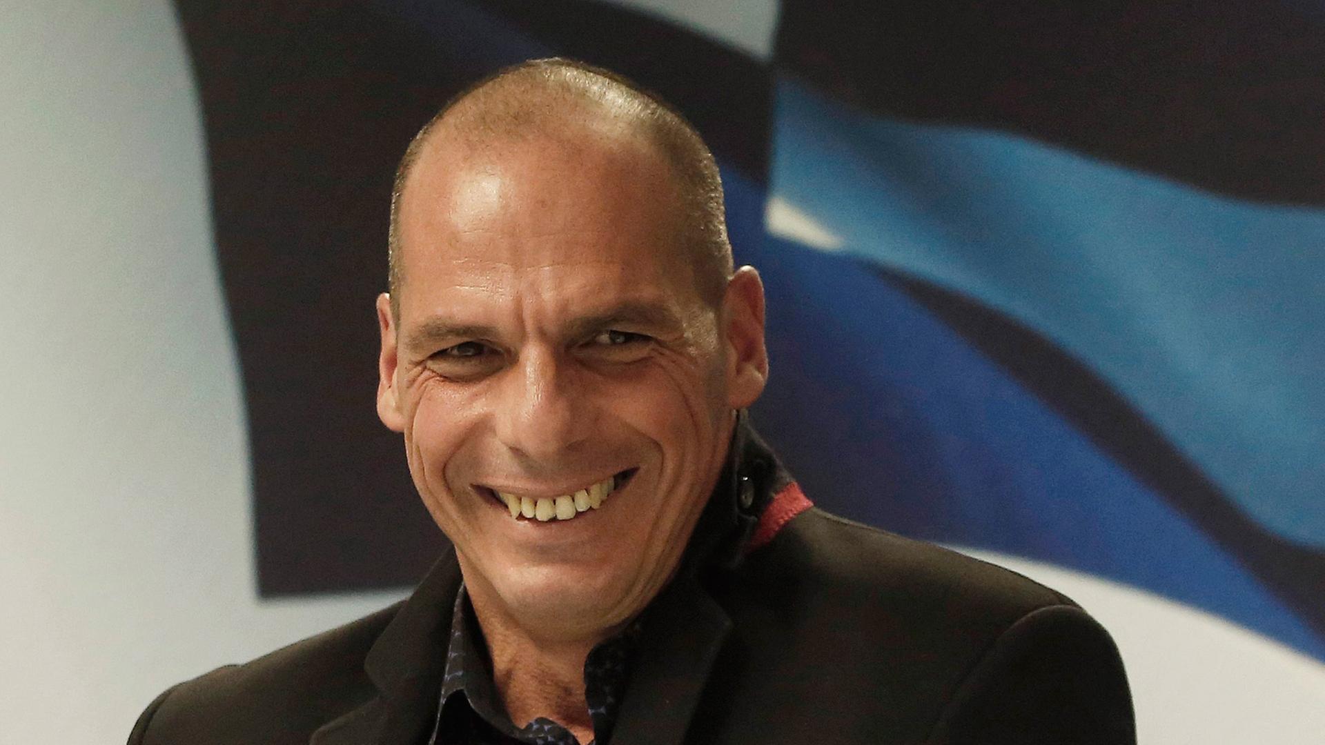 Yanis Varoufakis steckt lachend ein Blatt Papier in die Innentasche seiner Jacke. Yanis Varoufakis steckt lachend ein Blatt Papier in die Innentasche seiner Jacke.