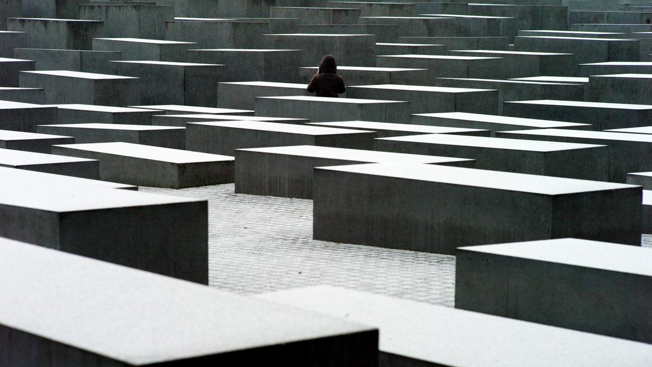 Schnee liegt am 23.01.2017 in Berlin auf den Stelen des Holocaust-Mahnmals. Schnee liegt am 23.01.2017 in Berlin auf den Stelen des Holocaust-Mahnmals.