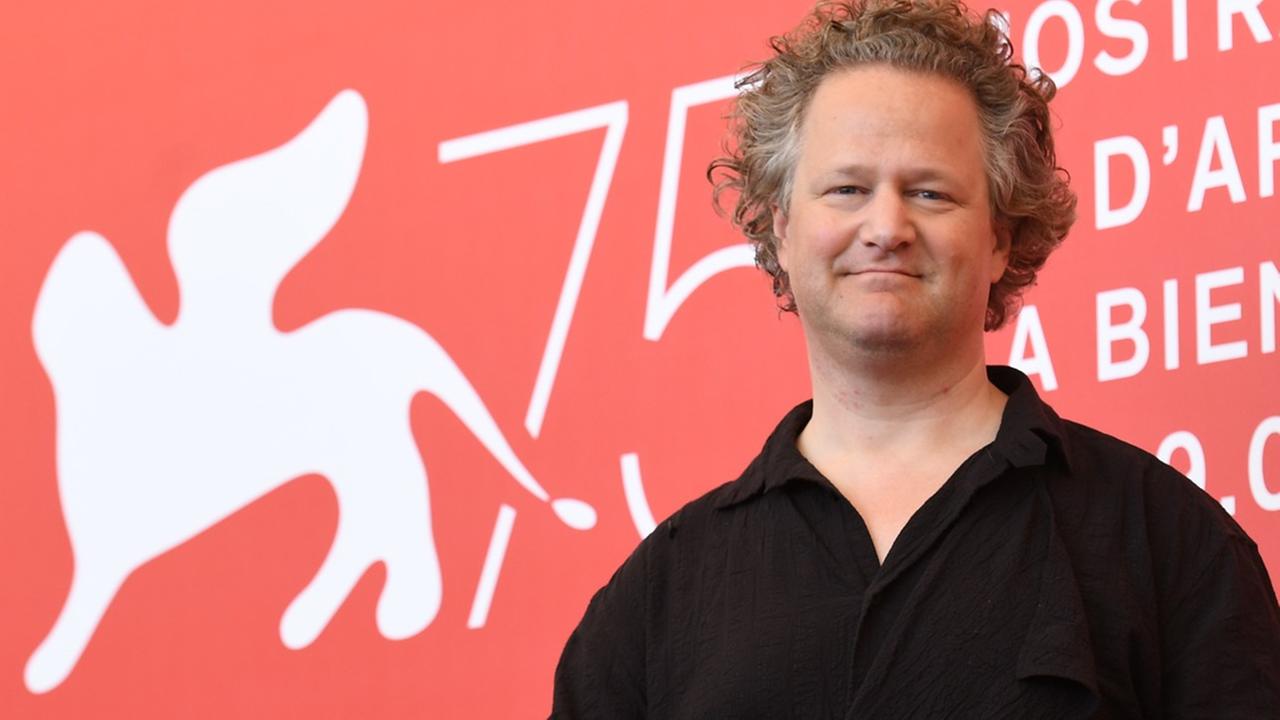 Florian Henckel von Donnersmarck vor dem Logo der Filmfestspiele in Venedig. Florian Henckel von Donnersmarck vor dem Logo der Filmfestspiele in Venedig.