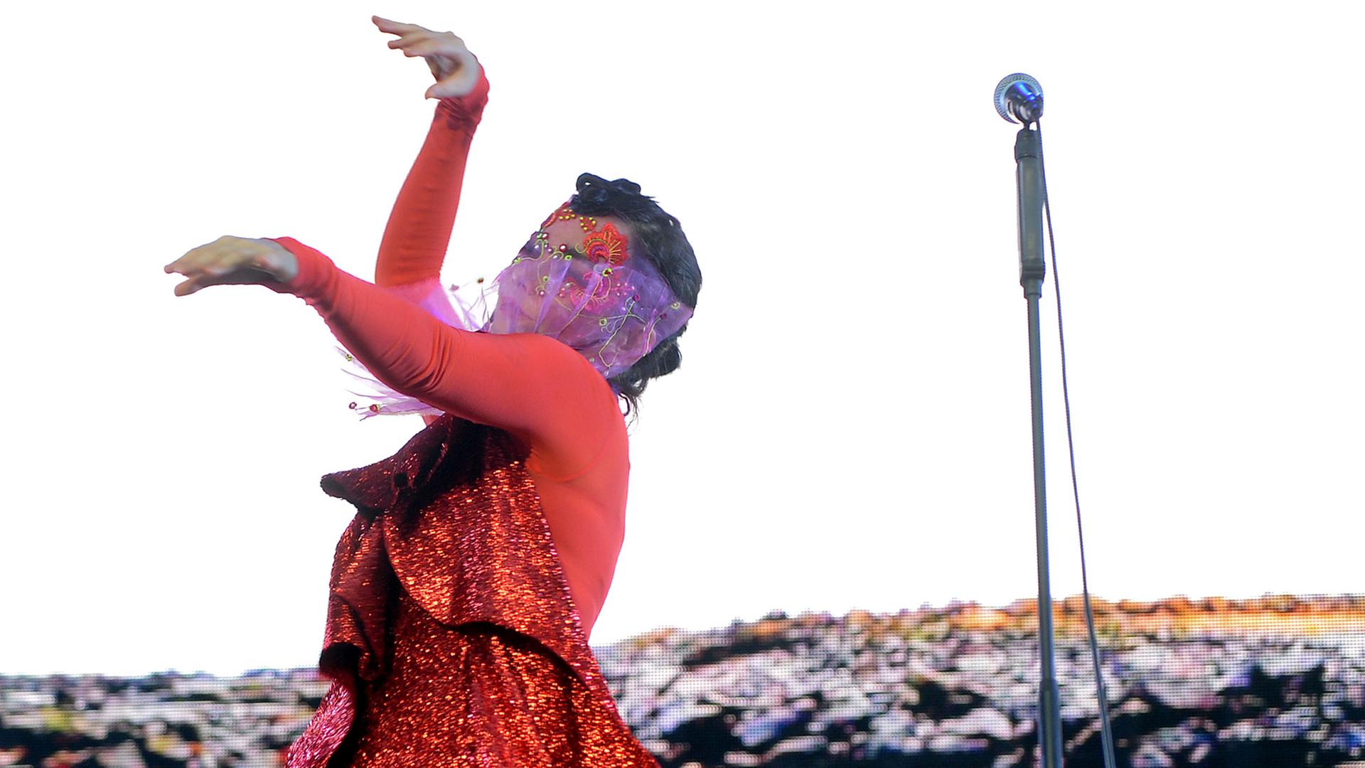 Die isländische Musikerin Björk steht am 02.08.2015 in der ausverkauften Zitadelle Berlin bei ihrem einzigen Deutschlandkonzert auf der Bühne. Die isländische Musikerin Björk steht am 02.08.2015 in der ausverkauften Zitadelle Berlin bei ihrem einzigen Deutschlandkonzert auf der Bühne.