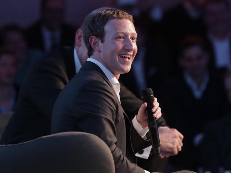 Facebook-Chef Mark Zuckerberg spricht am 25.02.2016 in Berlin bei der Verleihung des neu geschaffenen Innovationspreis des Medienkonzerns Axel Springer.