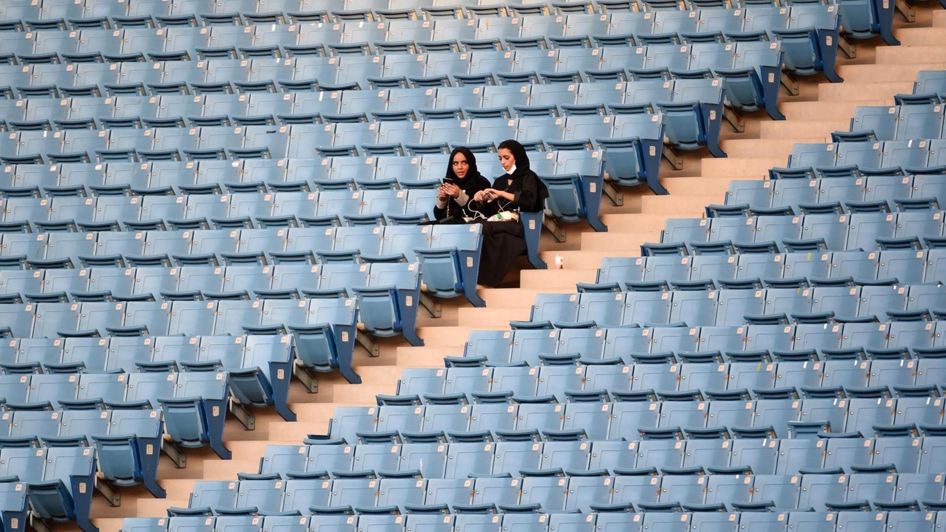 Erstmals wurden Frauen in Saudi-Arabien in ein Sportstadion gelassen - aus Anlass des Nationalfeiertags.