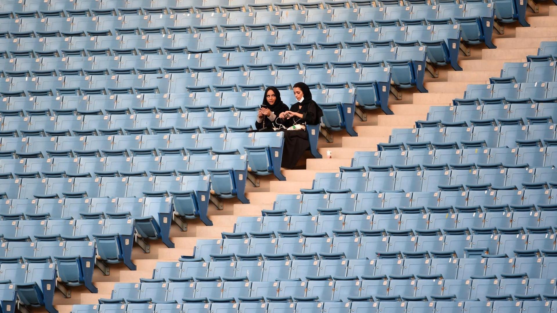 Erstmals wurden Frauen in Saudi-Arabien in ein Sportstadion gelassen - aus Anlass des Nationalfeiertags. Erstmals wurden Frauen in Saudi-Arabien in ein Sportstadion gelassen - aus Anlass des Nationalfeiertags.