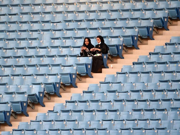 Erstmals wurden Frauen in Saudi-Arabien in ein Sportstadion gelassen - aus Anlass des Nationalfeiertags.
