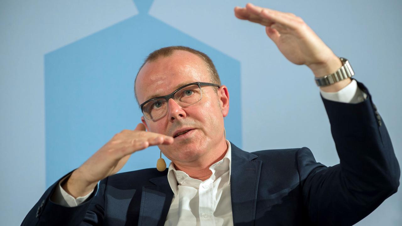 Der Verhaltensökonom Armin Falk nimmt am 7. April 2015 in Berlin an einer Diskussionsveranstaltung im Rahmen der Veranstaltungsreihe "Wirtschaft für morgen" im Bundeswirtschaftsministerium teil. Der Verhaltensökonom Armin Falk nimmt am 7. April 2015 in Berlin an einer Diskussionsveranstaltung im Rahmen der Veranstaltungsreihe "Wirtschaft für morgen" im Bundeswirtschaftsministerium teil.
