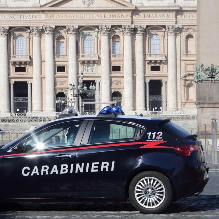 Polizei und Militär überwachen die Ausgangssperre in Italien