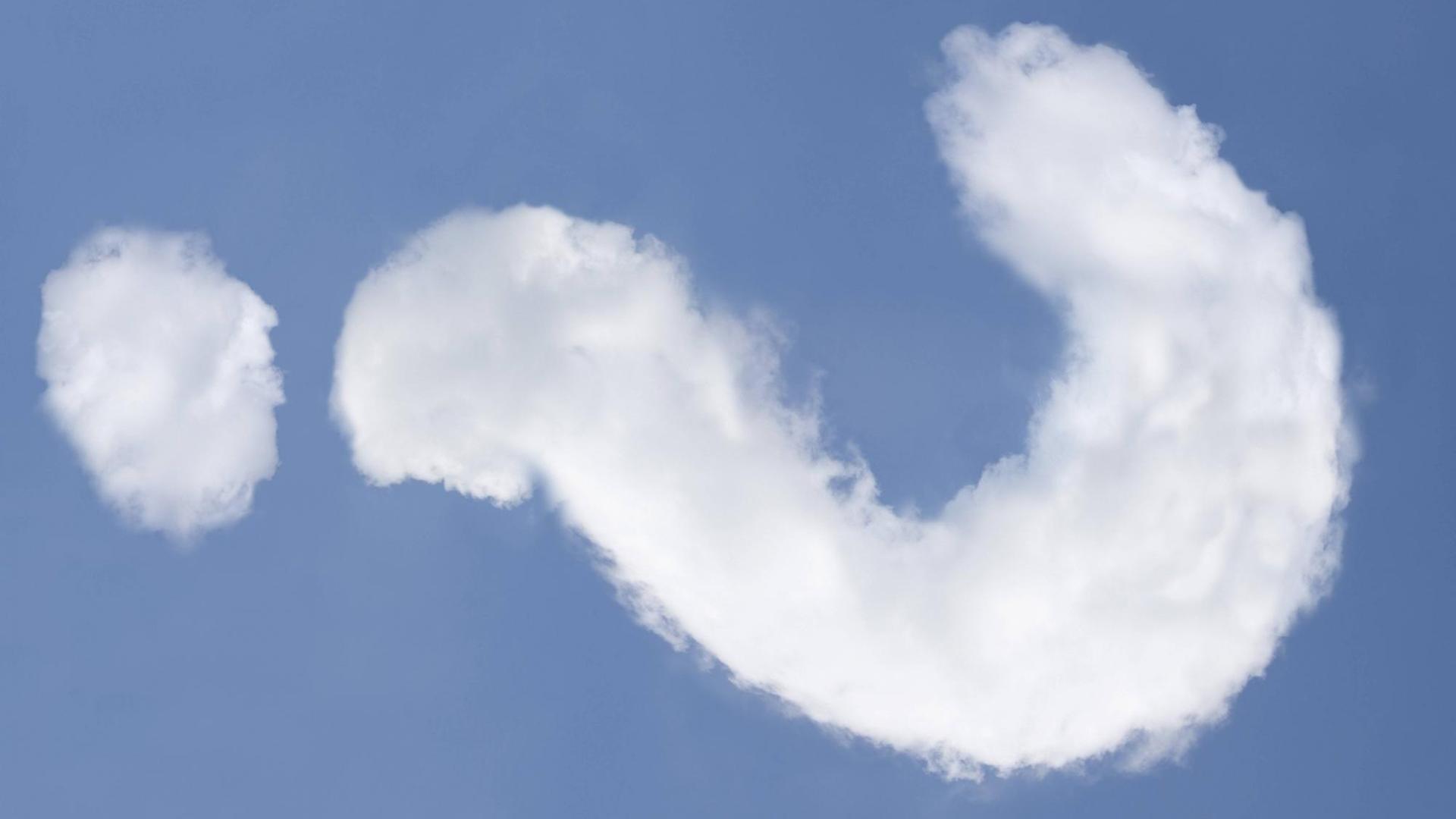 Ein Fragezeichen aus Wolken geformt vor blauem Himmel. Ein Fragezeichen aus Wolken geformt vor blauem Himmel.