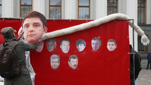 Aktivisten vor dem ukrainischen Parlament demonstrieren gegen die Kandidaten, die ihren Angaben nach in Korruptionsskandale verwickelt sind.