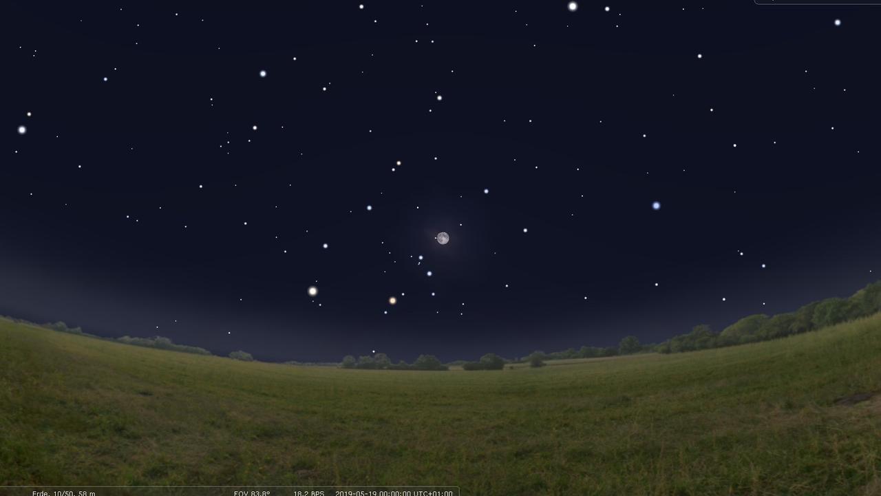 Morgen Abend steht der Vollmond unweit von Antares im Sternbild Skorpion; weiter links leuchtet der Riesenplanet Jupiter