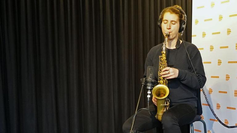 Charlotte Greve spielt mit geschlossenen Augen im Studio von Deutschlandfunk Kultur. Charlotte Greve spielt mit geschlossenen Augen im Studio von Deutschlandfunk Kultur.