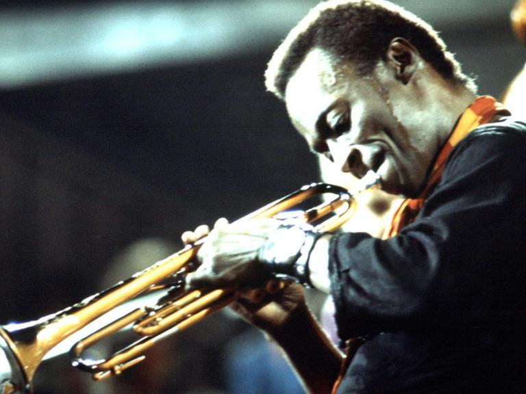 Der amerikanische Jazzmusiker Miles Davis (1926−1991) spielt Trompete auf einem undatierten Konzertfoto.