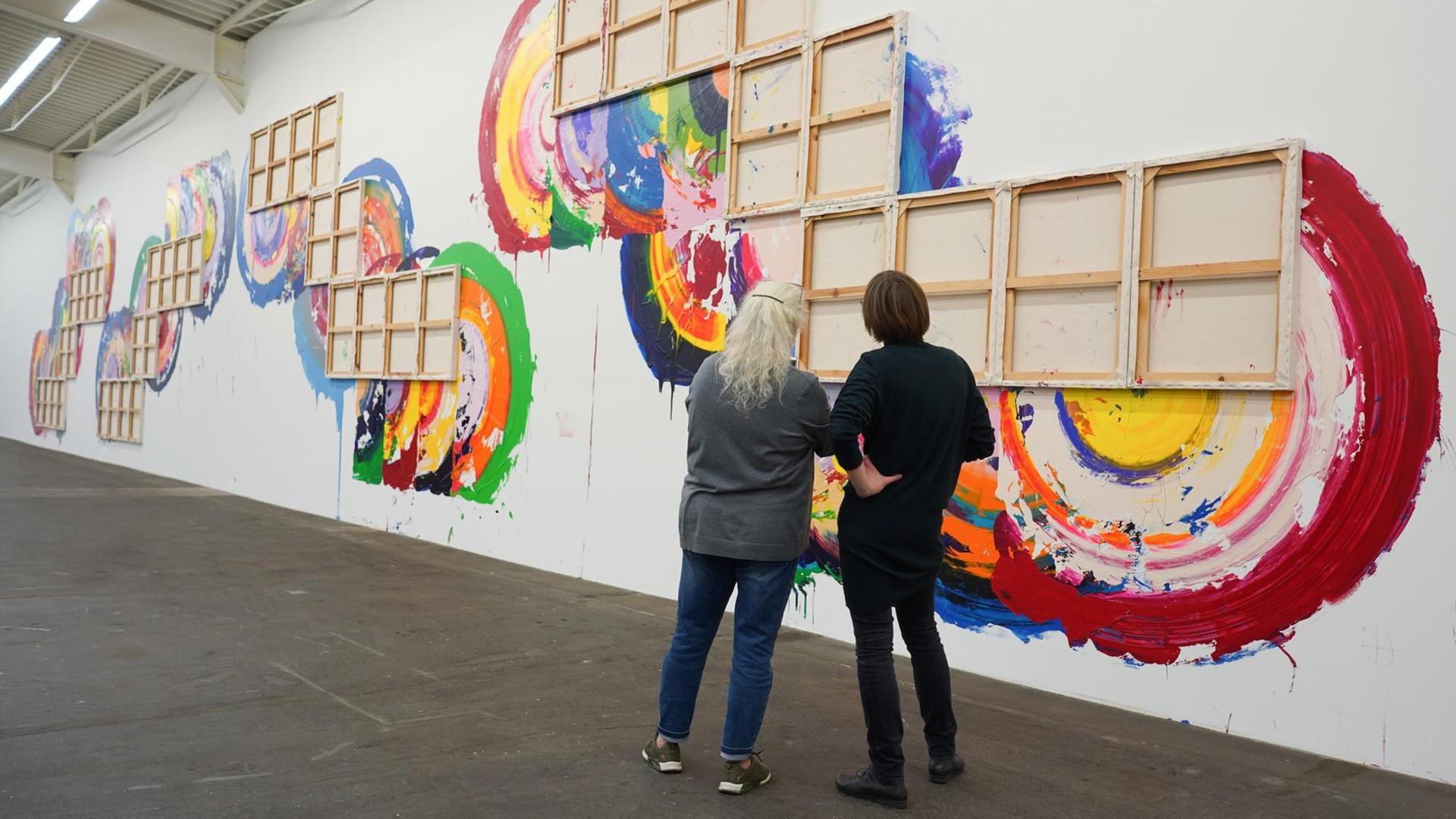 14.12.2018, Berlin: Besucher des Museums Hamburger Bahnhof steht in der Ausstellung "Local Histories" vor einem Werk des Künstlers Richard Jacklon 14.12.2018, Berlin: Besucher des Museums Hamburger Bahnhof steht in der Ausstellung "Local Histories" vor einem Werk des Künstlers Richard Jacklon