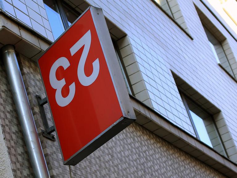 Eine umgedrehte 23. Die Zahl 23 spielt nicht nur im Roman "Illuminatus" eine große Rolle, sondern auch im Werk von The KLF.