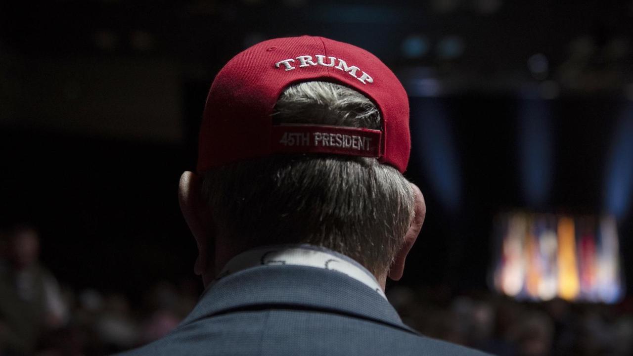 Ein Trump Fan in Dallas, Texas, mit der signalroten Baseballcap. Ein Trump Fan in Dallas, Texas, mit der signalroten Baseballcap.
