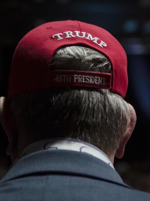 Ein Trump Fan in Dallas, Texas, mit der signalroten Baseballcap.