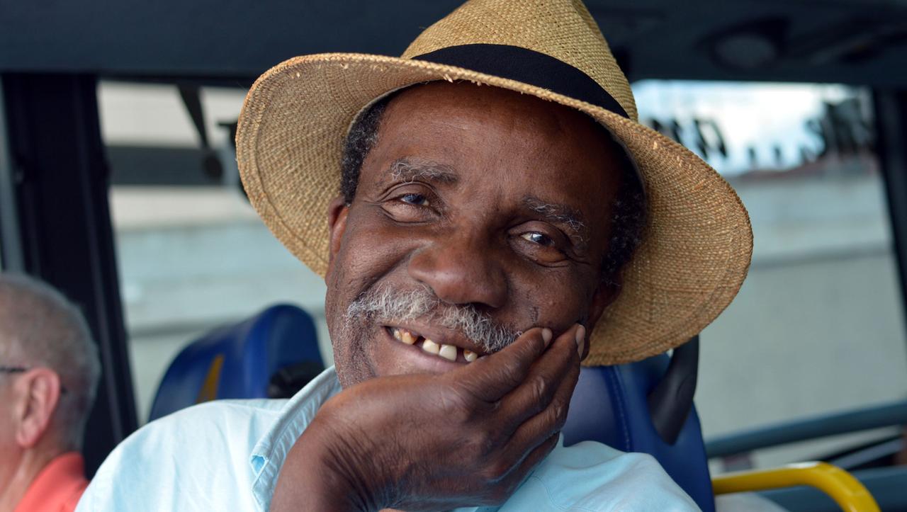 Temple Ragland (74): Geschäftsmann aus Chattanooga. Erzählt, dass er zur Zeit der Rassentrennung trotz der extremen Diskriminierungen eine glückliche Kindheit hatte, weil die Afroamerikaner eine Gemeinschaft gebildet und sich um die Weißen nicht gekümmert hätten. Temple Ragland (74): Geschäftsmann aus Chattanooga. Erzählt, dass er zur Zeit der Rassentrennung trotz der extremen Diskriminierungen eine glückliche Kindheit hatte, weil die Afroamerikaner eine Gemeinschaft gebildet und sich um die Weißen nicht gekümmert hätten.