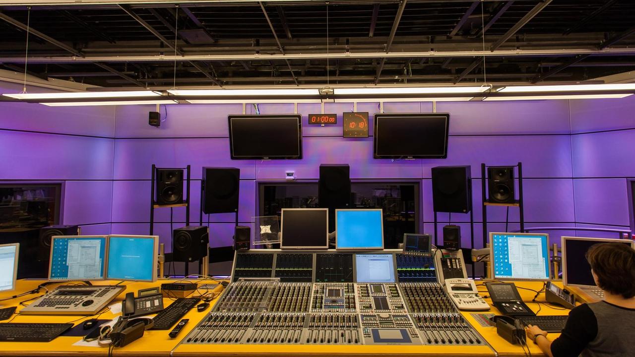 Tonstudio mit Pult und Monitoren Tonstudio mit Pult und Monitoren