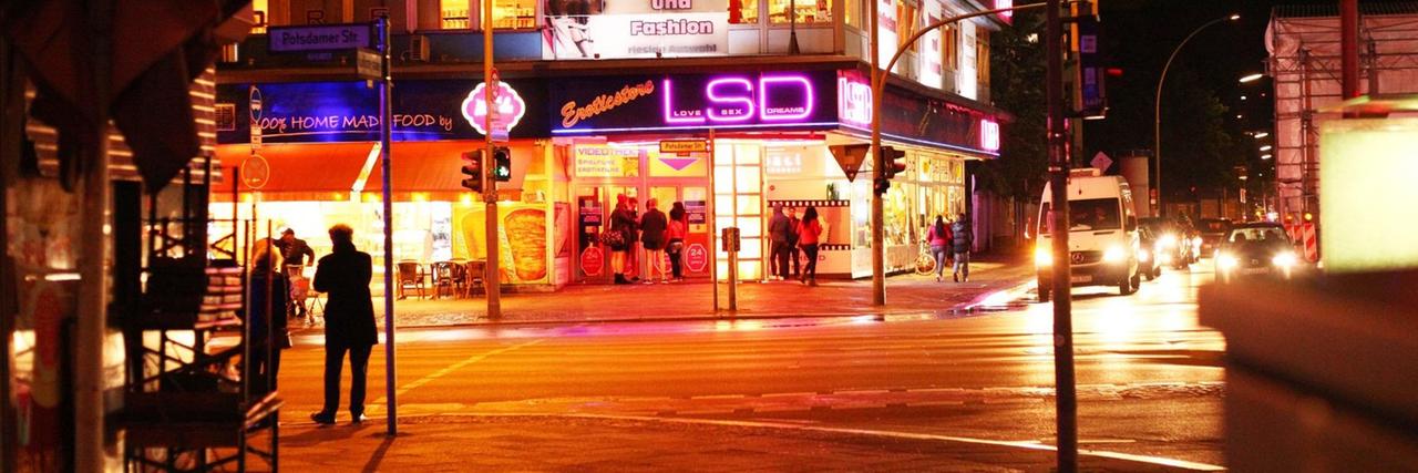 Prostituierte stehen nachts am Erotik-Store "LSD" an der Kurfürstenstraße in Berlin Prostituierte stehen nachts am Erotik-Store "LSD" an der Kurfürstenstraße in Berlin