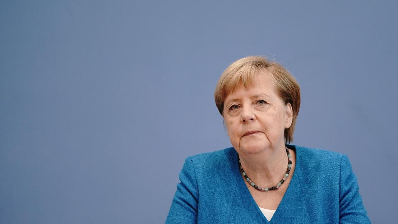 Bundeskanzlerin Angela Merkel (CDU) vor blauem Hintergrund in der Bundespressekonferenz Bundeskanzlerin Angela Merkel (CDU) vor blauem Hintergrund in der Bundespressekonferenz