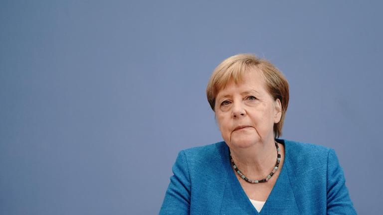 Bundeskanzlerin Angela Merkel (CDU) vor blauem Hintergrund in der Bundespressekonferenz