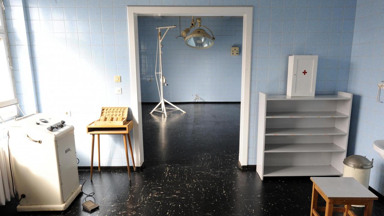 Der Operationssaal des ehemaligen Stasi-Haftkrankenhauses in der Gedenkstätte Berlin-Hohenschönhausen. Zum Tag des offenen Denkmals am 14. September 2008 macht die Gedenkstätte das Krankenhaus des DDR-Staatssicherheitsdienstes erstmals für Besucher zugänglich. Schätzungsweise 2000 Häftlinge des Ministeriums der Staatsicherheit (MfS) sollen in diesem Raum behandelt
